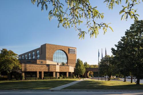 een groot bakstenen gebouw met een groot raam bij Four Points by Sheraton Milwaukee North Shore in Brown Deer