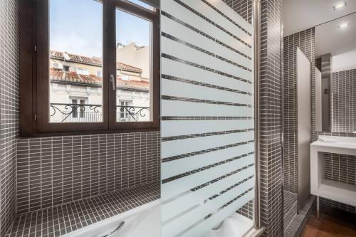 um quarto com uma janela e vista para um edifício em AC Hotel Recoletos by Marriott em Madrid