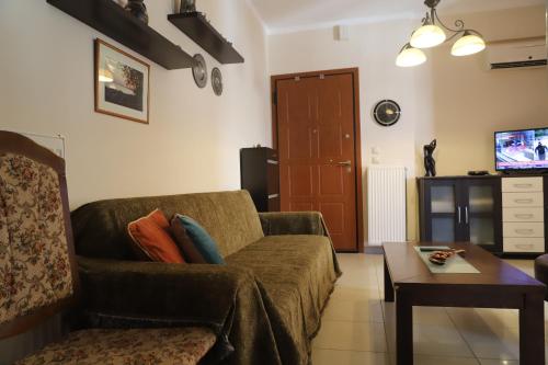 uma sala de estar com um sofá e uma mesa de centro em Dimitri's House em Nafplio