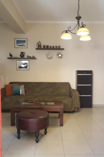 uma sala de estar com um sofá e uma mesa de centro em Dimitri's House em Nafplio