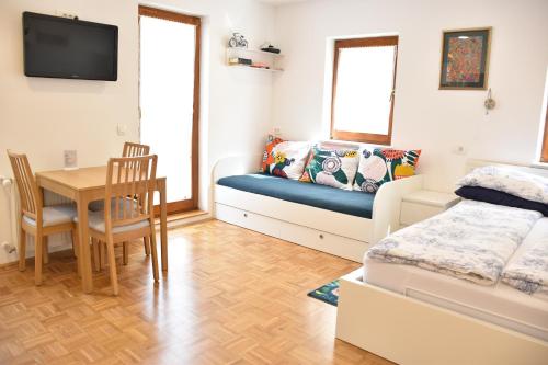 1 dormitorio con cama, mesa y sofá en Apartments Old Town, en Liubliana