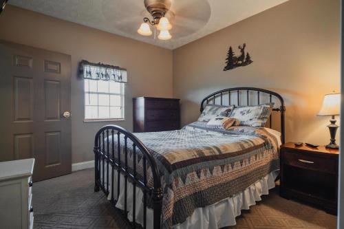 a bedroom with a bed and a ceiling fan at Gv - Unit 1502 - Happy Time Bear in Pigeon Forge