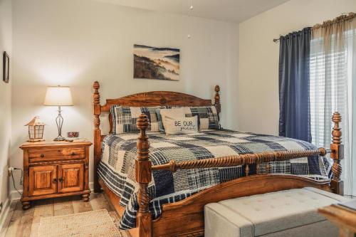 - une chambre avec un lit en bois et une table avec une lampe dans l'établissement Mvc - Unit 5606 - Mountain Breeze 2, à Pigeon Forge