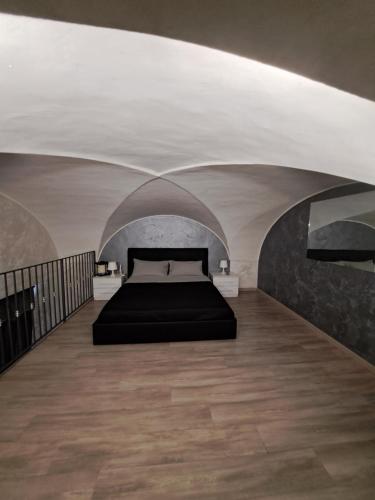una camera con letto in una stanza con soffitto di Giordana house a Catania