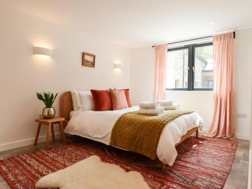 Un dormitorio con una cama grande y una ventana en 1 Caddaford Barns, en Buckfastleigh