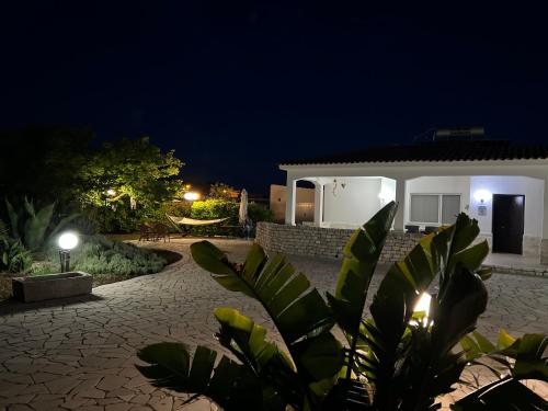 Villa por la noche con patio y casa en Villa Eugenia in Campomarino di Maruggio, Puglia - casa vacanze, en Campomarino