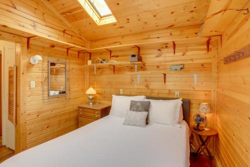 1 dormitorio con 1 cama en una cabaña de madera en Spacious Lakeside Cottage - 2 Miles to Marblehead!, en Lakeside