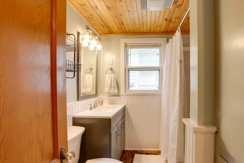 ein Bad mit einem Waschbecken, einem WC und einem Fenster in der Unterkunft Spacious Lakeside Cottage - 2 Miles to Marblehead! in Lakeside