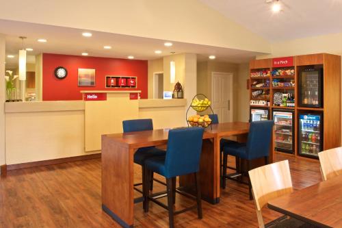 cocina y comedor con mesa y sillas en TownePlace Suites by Marriott Seattle Everett/Mukilteo, en Mukilteo