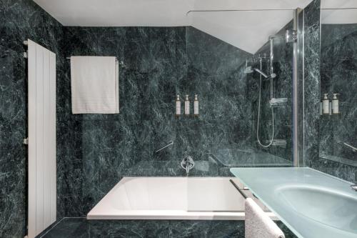 Kylpyhuone majoituspaikassa AC Hotel Palencia by Marriott