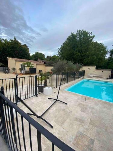 une maison avec une piscine et une clôture dans l'établissement Maison gîte avec spa privé & piscine, à Mondragon