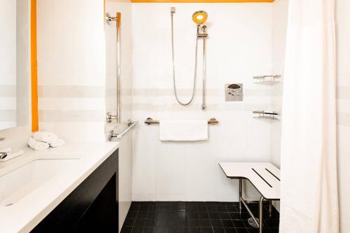 Bilik mandi di Courtyard by Marriott New York Manhattan/Central Park
