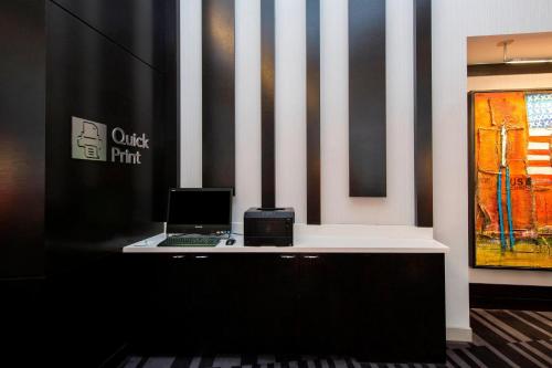 Televisyen dan/atau pusat hiburan di Courtyard by Marriott New York Manhattan/Central Park