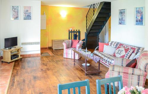 un salon avec deux canapés et une télévision dans l'établissement 3 Bedroom Lovely Home In Hendaye, à Hendaye