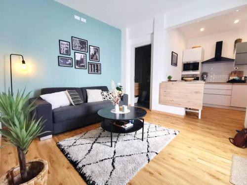 ein Wohnzimmer mit einem Sofa und einem Tisch in der Unterkunft Beautiful apartment in Sanremo in Sanremo