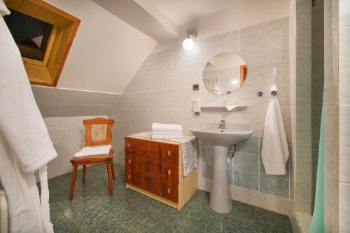 a bathroom with a sink and a mirror at Penzion Farma U Mauritzů in Stožec