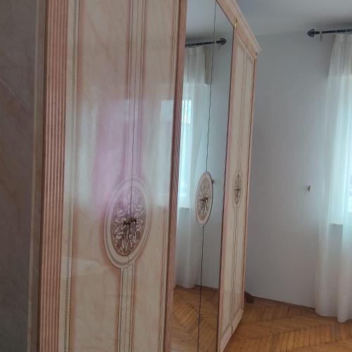 eine Dusche mit Glastür in einem Zimmer in der Unterkunft Stanze private in appartamento in Udine