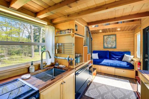 una cucina con lavandino in una casetta minuscola di Abingdon Vacation Rental Tiny Home on 10-Acre Farm ad Abingdon