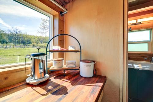 un bancone cucina in una casetta con finestra di Abingdon Vacation Rental Tiny Home on 10-Acre Farm ad Abingdon