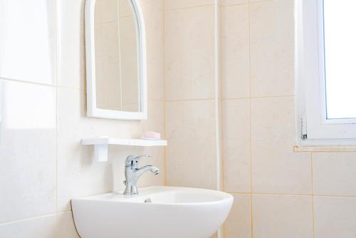 ein Bad mit einem Waschbecken und einem Spiegel in der Unterkunft Bianca Apartament in Golem