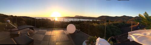 una vista su un tramonto dal balcone di una casa di Villa 4 a Porto Rotondo