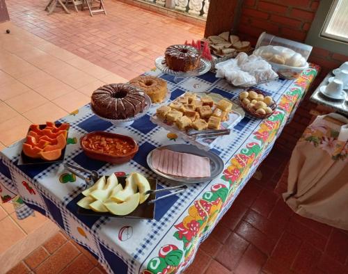 un tavolo con una tovaglia blu con del cibo sopra di Pousada Florada na Serra a Serra do Cipo
