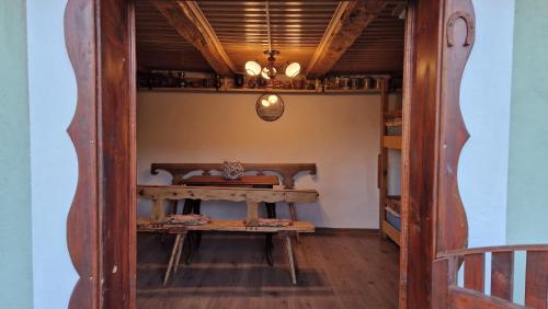 a hallway with a table and a bench in a room at La sălaşul fermecat în Cheile Carasului in Iabalcea