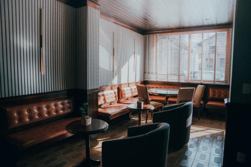 a restaurant with couches and tables in a room at Timbó Park Hotel in Timbó