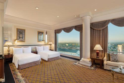 泗水的住宿－泗水JW萬豪酒店，酒店客房设有两张床和大窗户。