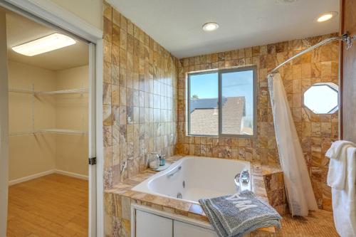 ห้องน้ำของ Vallejo Home with Spacious Deck, Hot Tub and Views