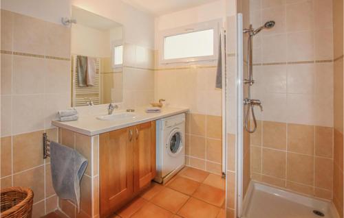 La salle de bains est pourvue d'un lavabo et d'un lave-linge. dans l'établissement 3 Bedroom Beautiful Home In Saint-thom, à Saint-Thomé