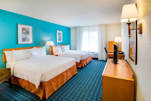 una camera d'albergo con due letti e una televisione di Fairfield Inn and Suites South Hill I-85 a South Hill