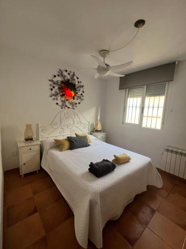 ラ・イスレタ・デル・モロにあるisleta del Moro Danielのベッドルーム1室(白いベッド1台、枕2つ付)