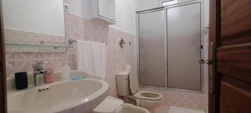 La salle de bains est pourvue d'un lavabo et de toilettes. dans l'établissement Westerland House, à Ribeira Brava