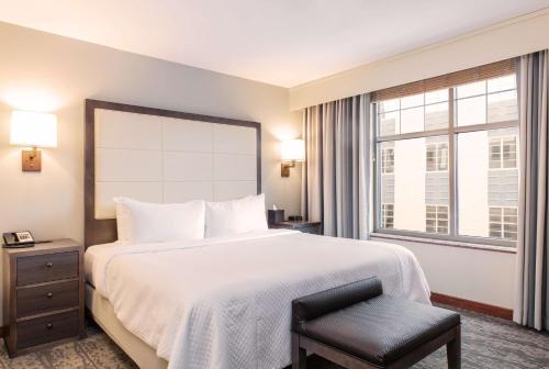 um quarto de hotel com uma cama e uma cadeira em CopperLeaf Boutique Hotel & Spa; BW Premier Collection em Appleton