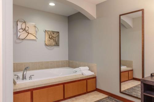 阿普爾頓的住宿－CopperLeaf Boutique Hotel & Spa; BW Premier Collection，带浴缸和镜子的浴室
