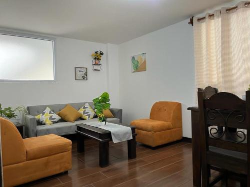 a living room with a couch and a chair at Apartamento Tesoro-Ciudad de Guatemala zona 2 de Mixco in Guatemala