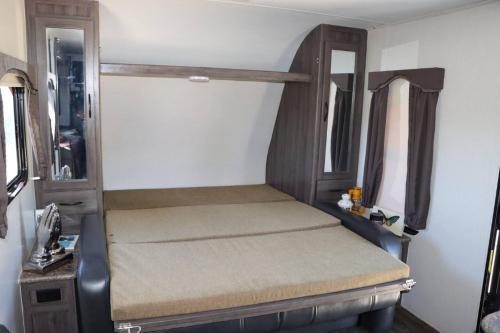 ein Bett auf der Rückseite eines Zimmers in der Unterkunft RV quiet place in the mountain in Hemet