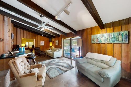 Una sala de estar con un sofá y sillas y una mesa. en Cypress Run Daydream, en Tarpon Springs