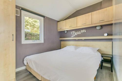 Postel nebo postele na pokoji v ubytování 4-pers. chalet met eigen parkeerplaats in Veluwe