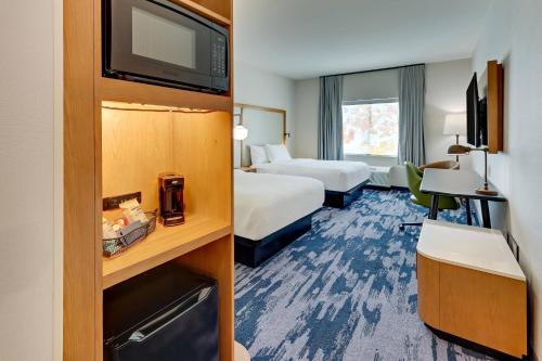 達拉斯的住宿－Fairfield Inn & Suites by Marriott Dallas Love Field，酒店客房设有两张床和电视。
