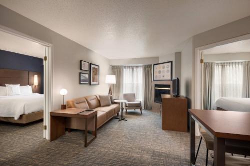 une chambre d'hôtel avec un lit et un canapé dans l'établissement Residence Inn by Marriott West Springfield, à West Springfield