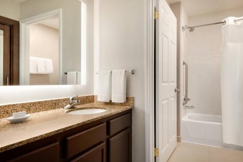 Ένα μπάνιο στο Residence Inn by Marriott West Springfield
