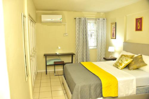 1 dormitorio con cama, mesa y ventana en The flat@Waterloo en Kingston