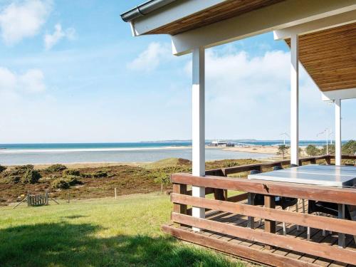 - une terrasse couverte offrant une vue sur l'océan dans l'établissement 6 person holiday home in Ebeltoft, à Ebeltoft
