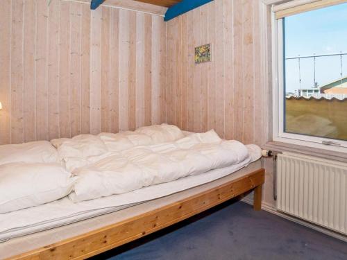 Nørre Vorupør的住宿－Four-Bedroom Holiday home in Thisted 7，一张位于带窗户的房间的床