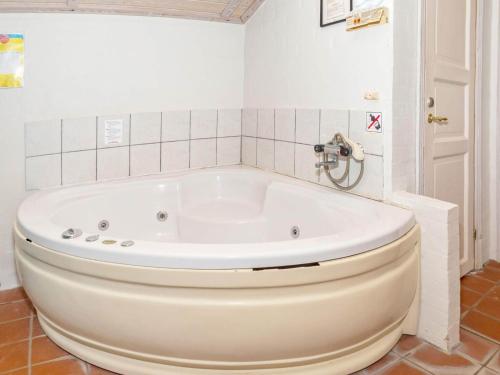 Nørre Vorupør的住宿－Four-Bedroom Holiday home in Thisted 7，客房内的浴室设有大浴缸