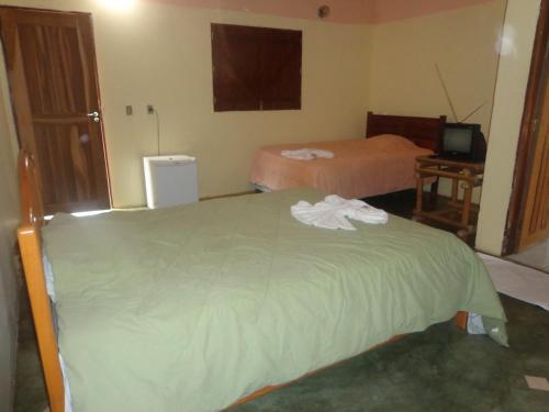 Pousada Chalés do Lago tesisinde bir odada yatak veya yataklar