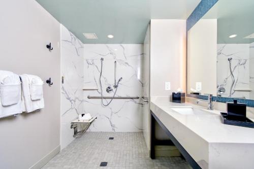 a bathroom with two sinks and a shower at Marea Sol Hotel in Santa Cruz
