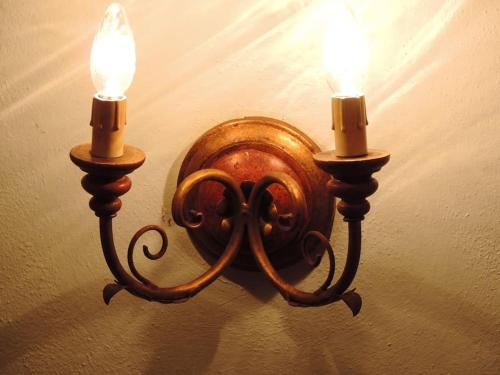 a light on a wall with two candles on it at Armonia edificio storico del 1563. in Cevio